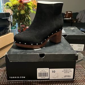 NWT-Torrid Black Platform Clog Bootie